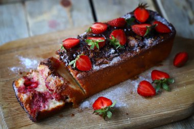 Çikolatalı çilekli kek. Yaz çörekleri.