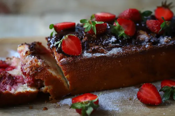 Çikolatalı çilekli kek. Yaz çörekleri.