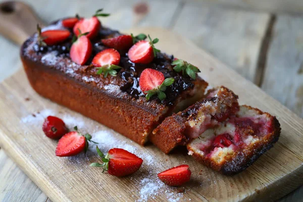 Çikolatalı çilekli kek. Yaz çörekleri.