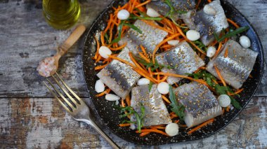 Baharatlı turşulu ringa balığı. Sağlıklı atıştırmalıklar. Norveç ringası..