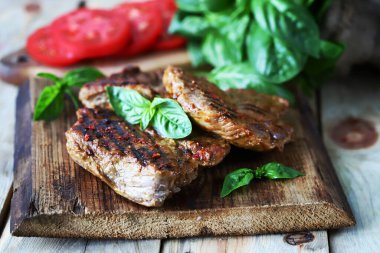 Ahşap bir yüzeyde ızgara sulu biftek. Et lokantası menüsü.