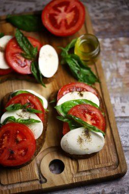 Tahta üzerinde nefis caprese sandviçleri. Keto sandviçleri. İtalya diyeti.