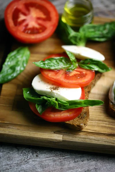 Deliciosos Sándwiches Caprese Una Tabla Madera Sándwiches Keto Italia Dieta — Foto de Stock