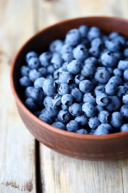 Bir kasede taze yaban mersini. Yaban mersinleri parlak ve suludur..