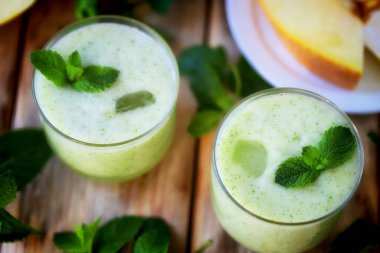 Ahşap bir yüzeyde gözlüklü nane şekeri. Yaz ferahlatıcı içecek. Detoks içeceği.