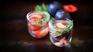 Erikli ve kekikli detoks suyu. Sağlıklı yaz içkileri. Maden suyu ile taze içecek. Keto diyeti..