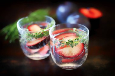 Erikli ve kekikli detoks suyu. Sağlıklı yaz içkileri. Maden suyu ile taze içecek. Keto diyeti..