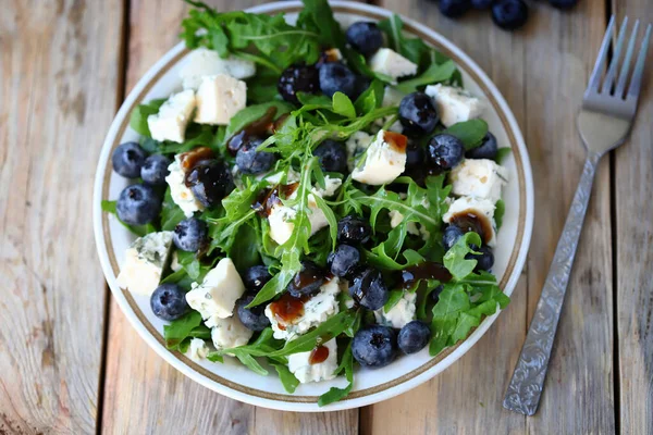 Gesunder Schmackhafter Salat Mit Rucola Blauschimmelkäse Und Blaubeeren Keto Salat — Stockfoto