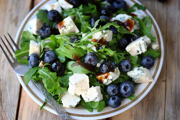 Gesunder Schmackhafter Salat Mit Rucola Blauschimmelkäse Und Blaubeeren Keto Salat — Stockfoto
