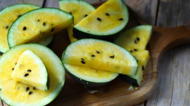 Seçici odaklanma. Sarı karpuz dilimleri.