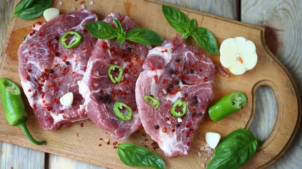 Bifes Carne Crua Frescos Uma Tábua Madeira Carne Grelhada — Fotografia de Stock