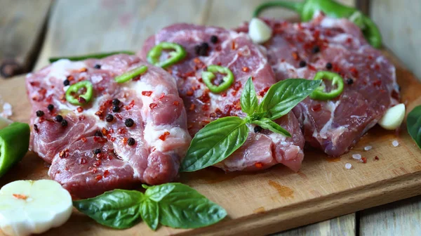 Filetes Frescos Carne Cruda Una Tabla Madera Carne Brasa — Foto de Stock