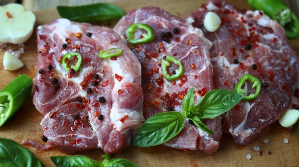 Bifes Carne Crua Frescos Uma Tábua Madeira Carne Grelhada — Fotografia de Stock