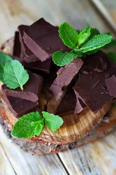 Chocolate Menta Chocolate Negro Con Hojas Menta Fresca Alimentos Ecológicos — Foto de Stock