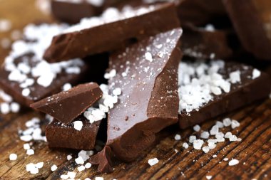 Deniz tuzlu siyah çikolata parçaları. Tuzlu siyah çikolata..