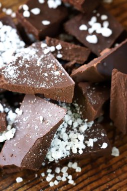 Deniz tuzlu siyah çikolata parçaları. Tuzlu siyah çikolata..