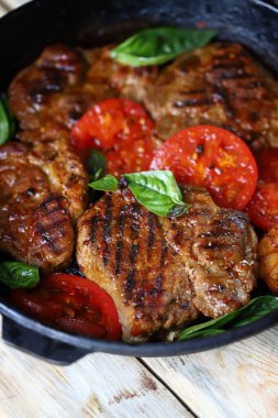 Tavada ızgara sulu biftek. Lezzetli et.