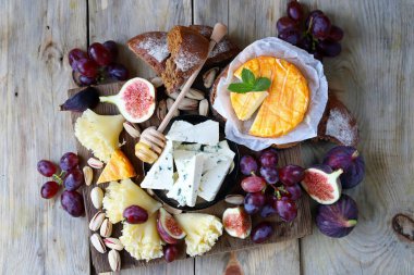 Meyve ve fındıklı peynir takımı. Lezzetli atıştırmalıklar. Keto ayarla.