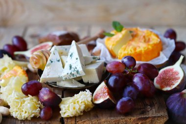 Meyve ve fındıklı peynir takımı. Lezzetli atıştırmalıklar. Keto ayarla.