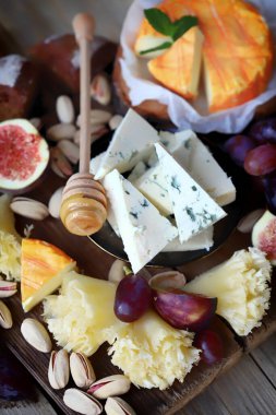 Meyve ve fındıklı peynir takımı. Lezzetli atıştırmalıklar. Keto ayarla.