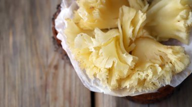 Tahta bir yüzeyde Tete de Moine peyniri.