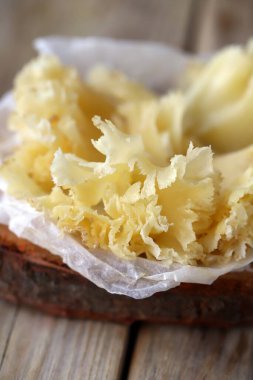 Tahta bir yüzeyde Tete de Moine peyniri.