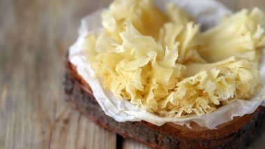 Tahta bir yüzeyde Tete de Moine peyniri.