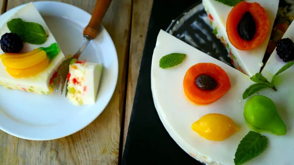 Köstlicher Frischkäsekuchen Mit Früchten Gesundes Sommerdessert Weißer Obstkuchen — Stockfoto