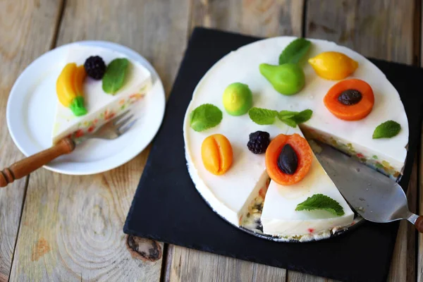 美味的奶油芝士蛋糕加水果 健康的夏季甜点 白色水果蛋糕 — 图库照片