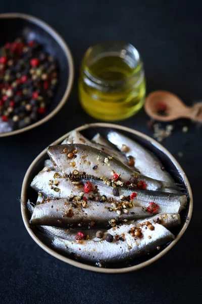 Espadín Con Especias Sal Marina Plato Sobre Fondo Oscuro —  Fotos de Stock