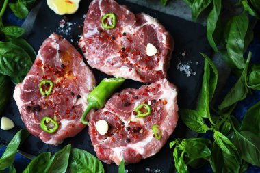 Fesleğen ve baharatlı çiğ biftek. Izgara biftek..