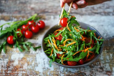 Taze salata, roka, havuç ve vişneli domates..