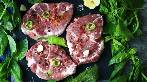 Rohe Steaks Mit Basilikum Und Gewürzen Steaks Vom Grill — Stockfoto