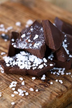 Seçici odaklanma. Koyu çikolata ve deniz tuzu.