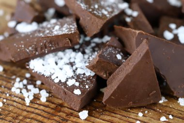 Seçici odaklanma. Koyu çikolata ve deniz tuzu.