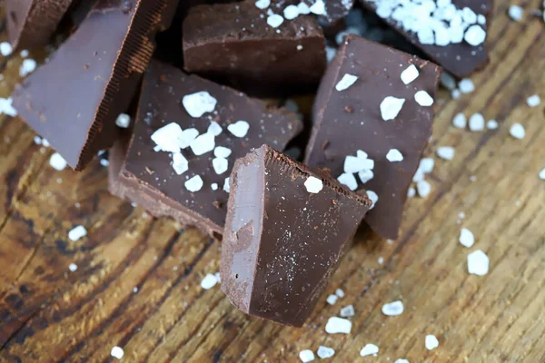 有选择的重点 黑巧克力加海盐 — 图库照片