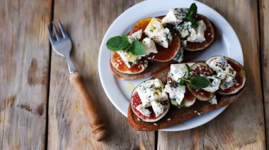 İncirli sandviçler ve mavi peynirli sandviçler.