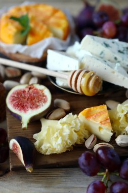 Meyve ve fındıklı gurme peynir tahtası. Keto atıştırmalıkları.