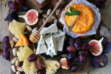 Meyve ve fındıklı gurme peynir tahtası. Keto atıştırmalıkları.