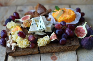 Meyve ve fındıklı gurme peynir tahtası. Keto atıştırmalıkları.
