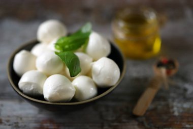 Mozzarella topları bir kase.