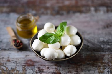 Mozzarella topları bir kase.