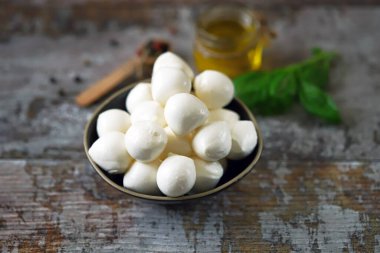 Mozzarella topları bir kase.