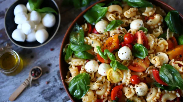 Makaron Pomidorami Bazylią Kulkami Mozzarelli Włoskie Jedzenie — Zdjęcie stockowe