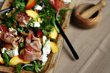 Arugula, Prosciutto ve Şeftali Salatası.