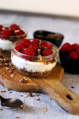 Kavanozlar dolusu yoğurt ve ahududu.