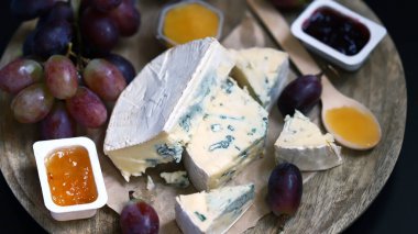 Reçelli, ballı ve üzümlü peynir tahtası