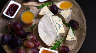 Reçelli, ballı ve üzümlü peynir tahtası