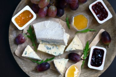 Reçelli, ballı ve üzümlü peynir tahtası