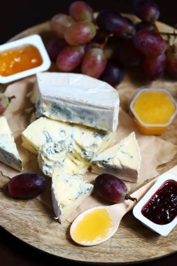 Reçelli, ballı ve üzümlü peynir tahtası